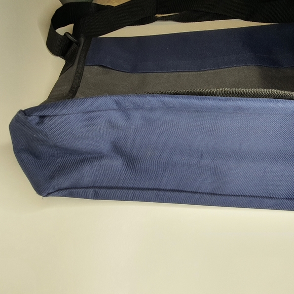 United Colors Of Benetton Messenger Bag (Unisex) Like New - Picture 7 of 16